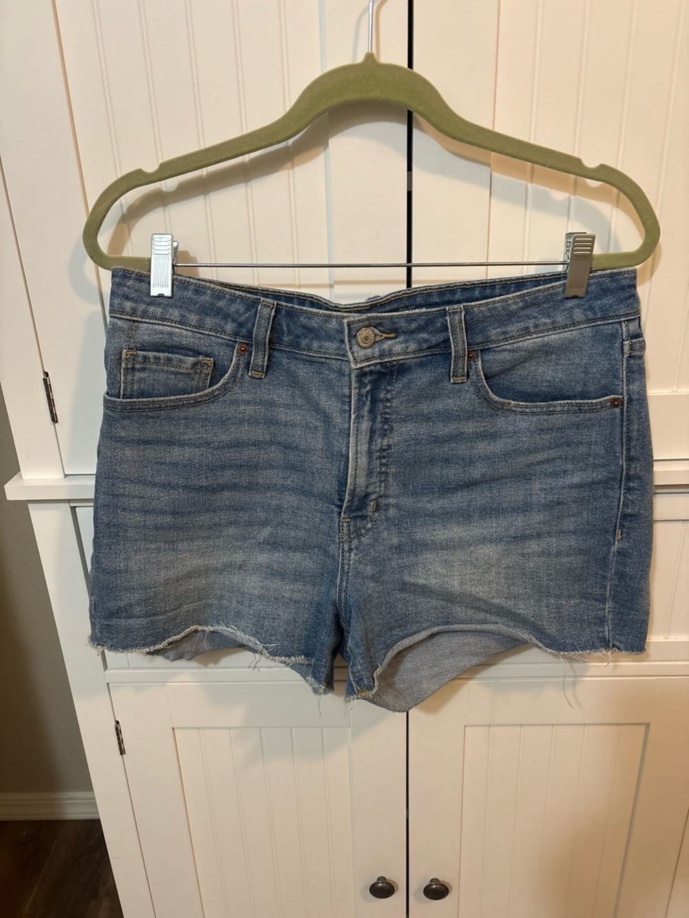 Old Navy Light Wash Raw Hem Denim Mom Shorts Size 14 Summer Essential Y2K Beach